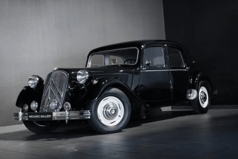 Une berline noire de 1954, un 6 cylindres et une suspension rare : cette Citroën Traction joue la carte du mythe français