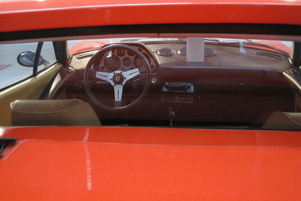 Ferrari 308 automatic vue du volant