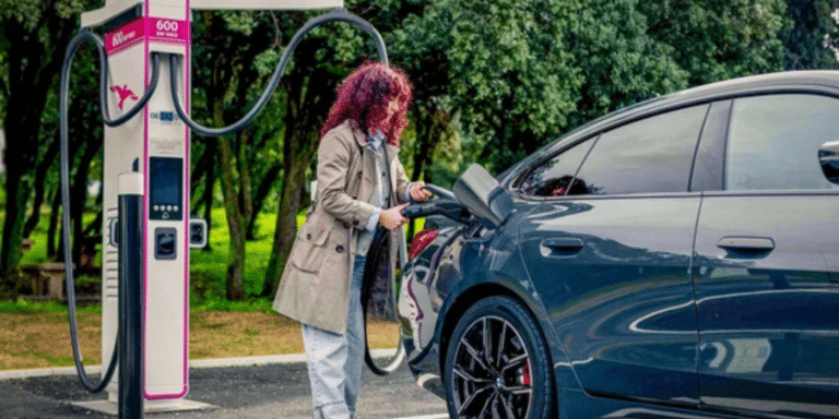 Pourquoi la pause recharge est devenue le moment préféré des vacanciers qui ont une voiture électrique