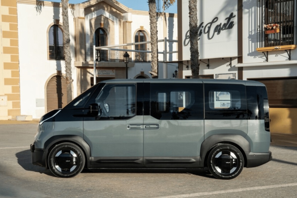 Kia PV5 vue de profil
