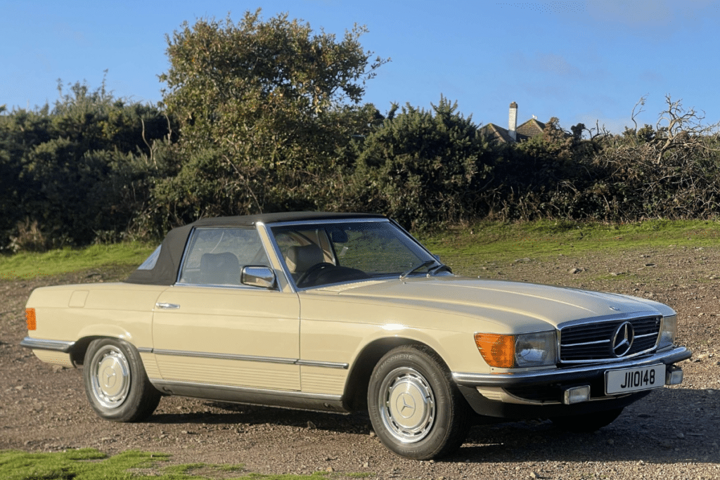 Cette Mercedes-Benz 280SL de la série R107 rappelle pourquoi les roadsters simples restent désirables