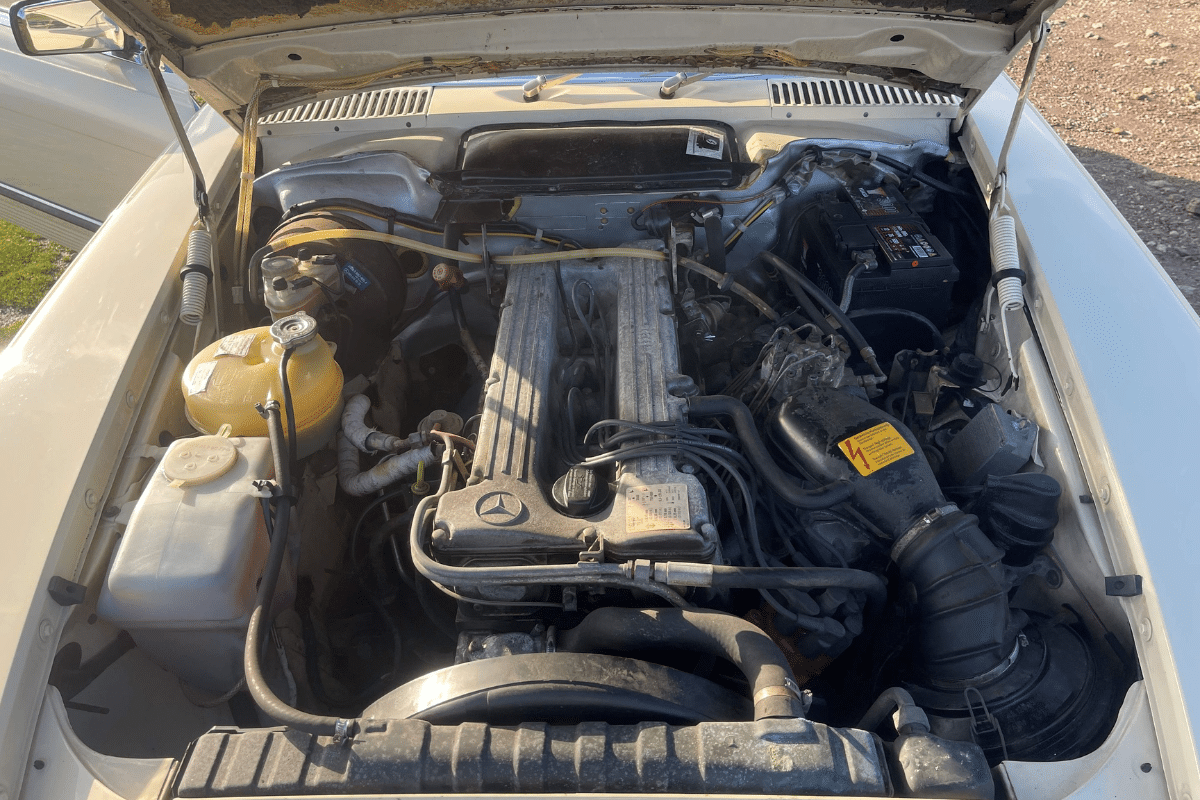 Mercedes-Benz 280SL vue du moteur