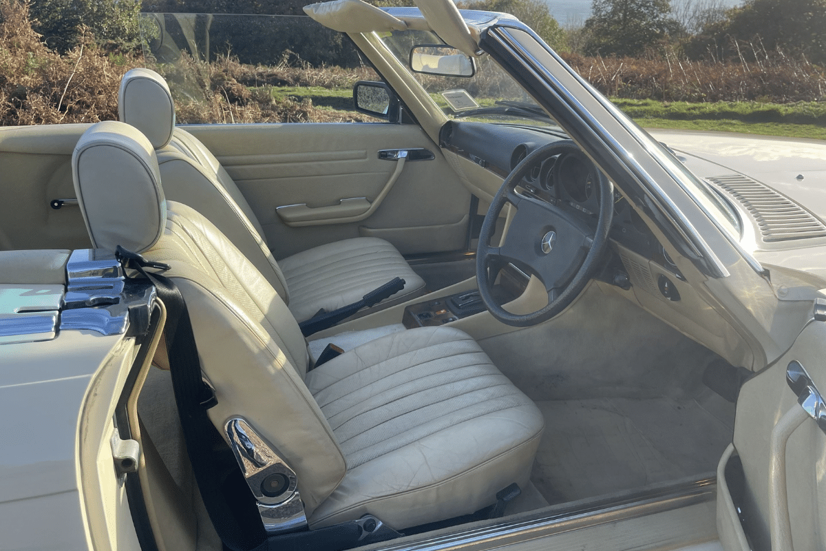 Mercedes-Benz 280SL vue intérieure