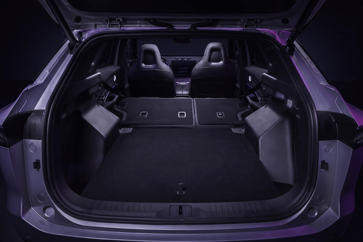 Omoda 7 vue arrière avec coffre ouvert