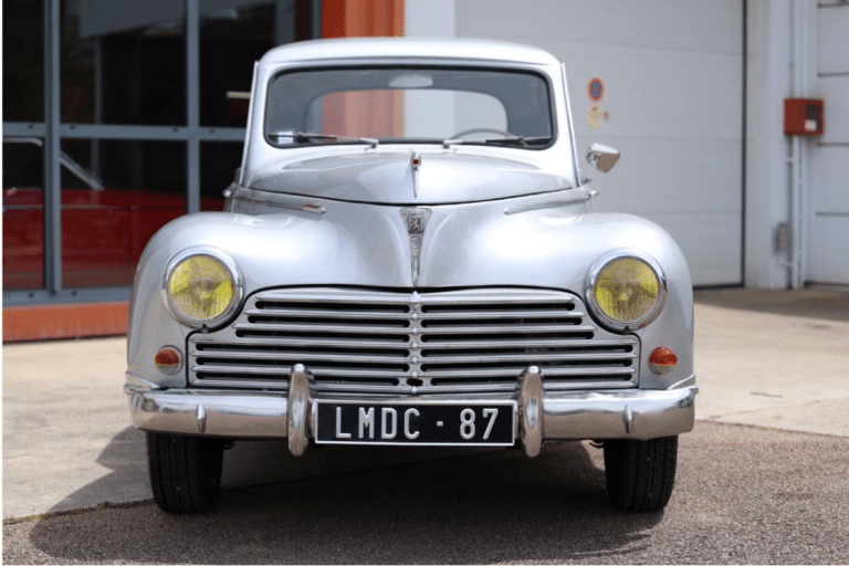 Cette Peugeot 203 Coupé garde son intérieur dans son jus, et ce détail peut compter autant que sa fiche technique