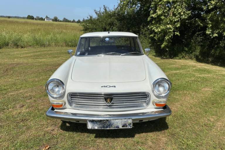 Un coupé français des années 60 restauré vendu 18 000 € : la 404 qui défie le temps