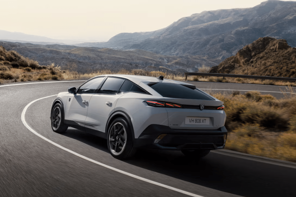 Peugeot E-408 électrique vue arrière 