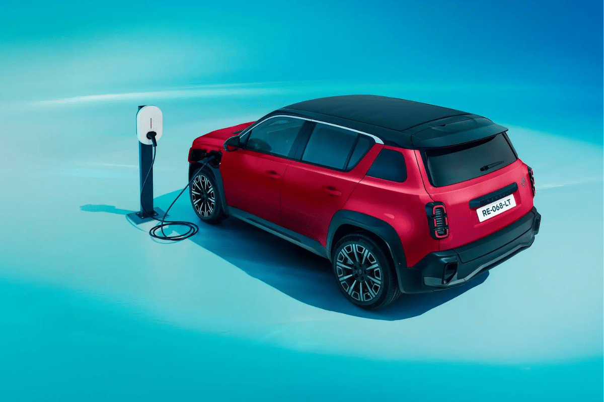 Renault 4 E-Tech vue en charge