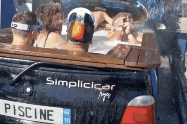 Une Renault Twingo revisitée pour l’été, avec une piscine sur le toit et un look de vacances assumé