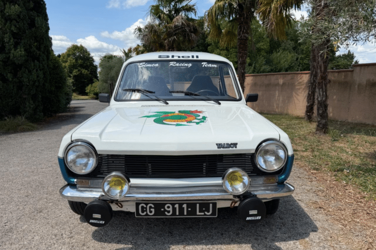 Une ancienne à 5 500 € avec une autre voiture possible pour pièces, cette SIMCA 1100 parle aux bricoleurs avertis