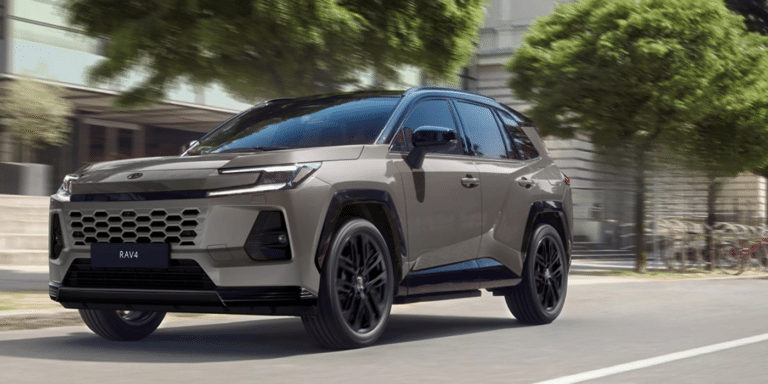 Les SUV dominent déjà les routes, et le Toyota RAV4 montre pourquoi l’hybride reste le compromis gagnant