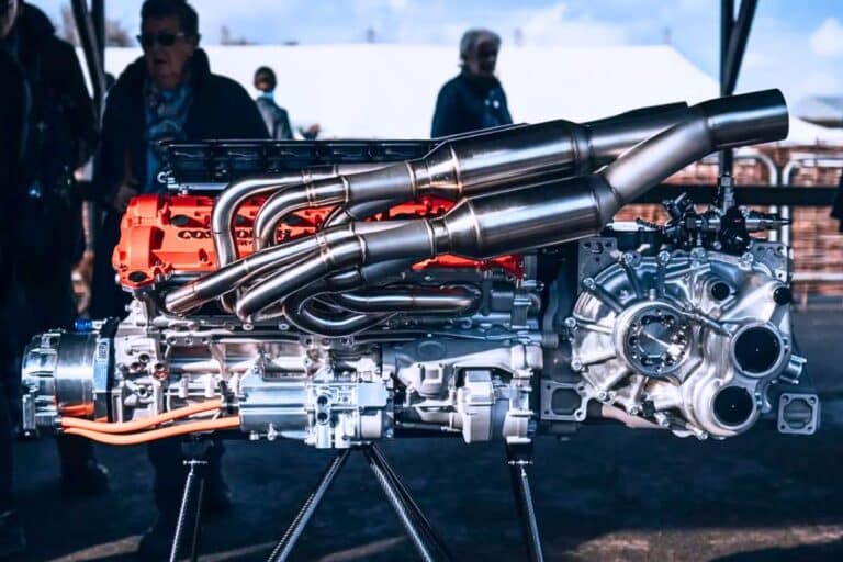 Un V10 qui grimpe à 15 000 tr/min et un V16 pour Bugatti : ce nom oublié de la Formule 1 vient de retrouver la plus belle période de son histoire