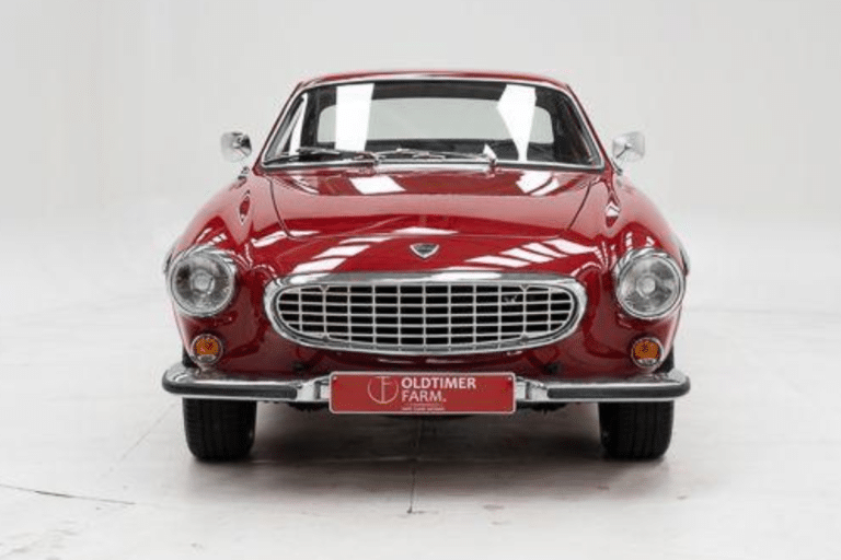 Cette Volvo 1800 S de 1966 associe design scandinave, boîte manuelle et restauration professionnelle