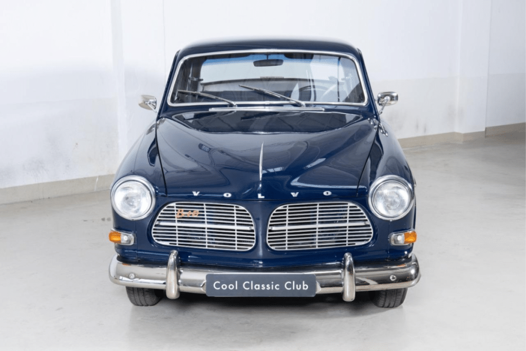 Une Volvo Amazon B18 de 1965 restaurée, avec son bleu d’origine et un charme que les voitures modernes ont perdu
