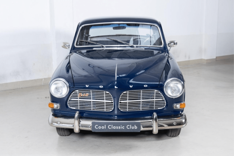 Une Volvo Amazon B18 de 1965 restaurée, avec son bleu d’origine et un charme que les voitures modernes ont perdu