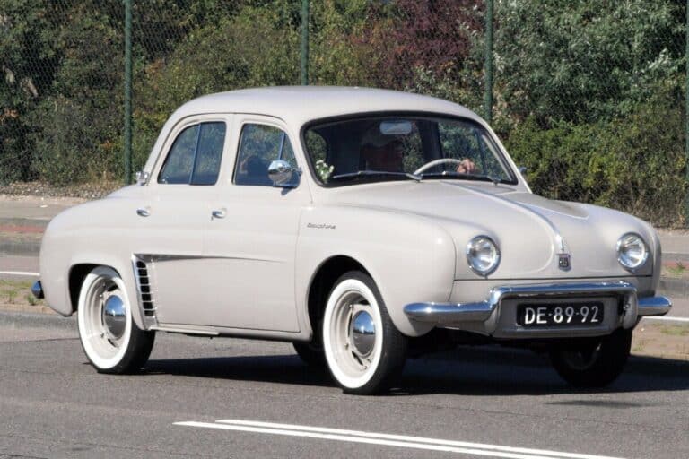 70 ans après, cette petite Renault vendue à deux millions d’exemplaires refait surface à des prix qui étonnent les nostalgiques