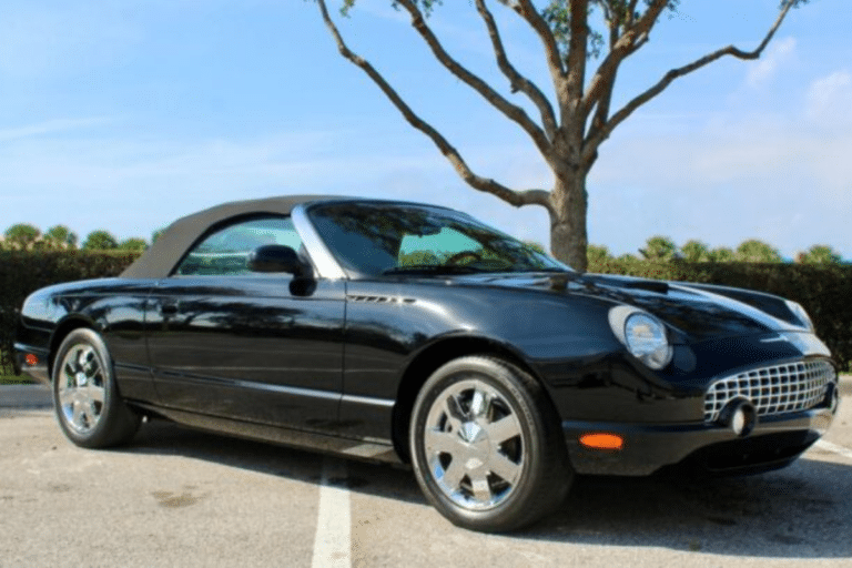 Achetée neuve puis oubliée, cette Ford Thunderbird de 2002 revient avec un compteur presque vierge