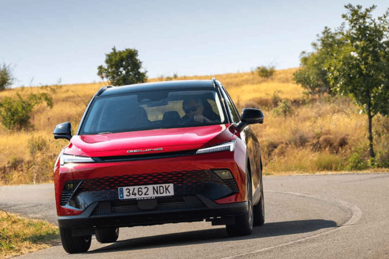 Un SUV familial chinois puissant et bien équipé, mais l’importer en France demande de sortir la calculatrice