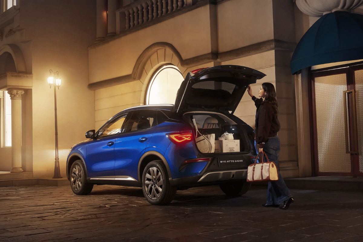BYD Atto 3 Evo vue arrière avec coffre ouvert