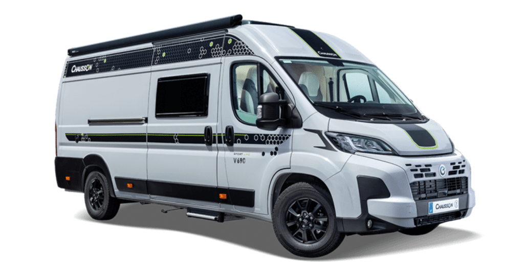 Le Chausson V697 mise sur 140 ch, 3 couchages et une salle d’eau avec fenêtre