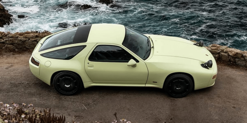 Une Porsche 928 transformée en France, son V8 italien cache une collaboration européenne très rare