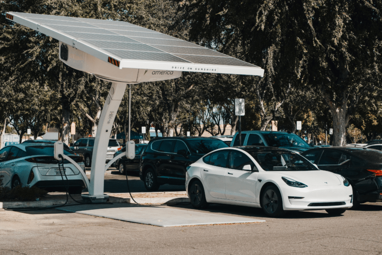 La voiture électrique échappe encore à cette taxe en France, mais plusieurs signaux relancent la question