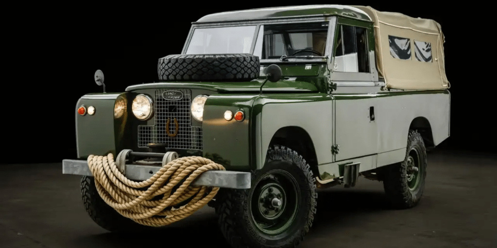 Le compteur de ce Land Rover de Daniel Craig ne dit pas toute l’histoire, mais son passé est difficile à contester