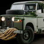 Le compteur de ce Land Rover de Daniel Craig ne dit pas toute l’histoire, mais son passé est difficile à contester