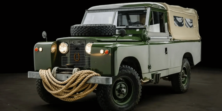 Le compteur de ce Land Rover de Daniel Craig ne dit pas toute l’histoire, mais son passé est difficile à contester