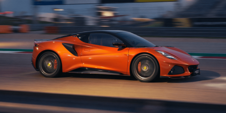 À l’heure des sportives branchées et très lourdes, Lotus tente le pari inverse avec une Emira thermique de 416 ch