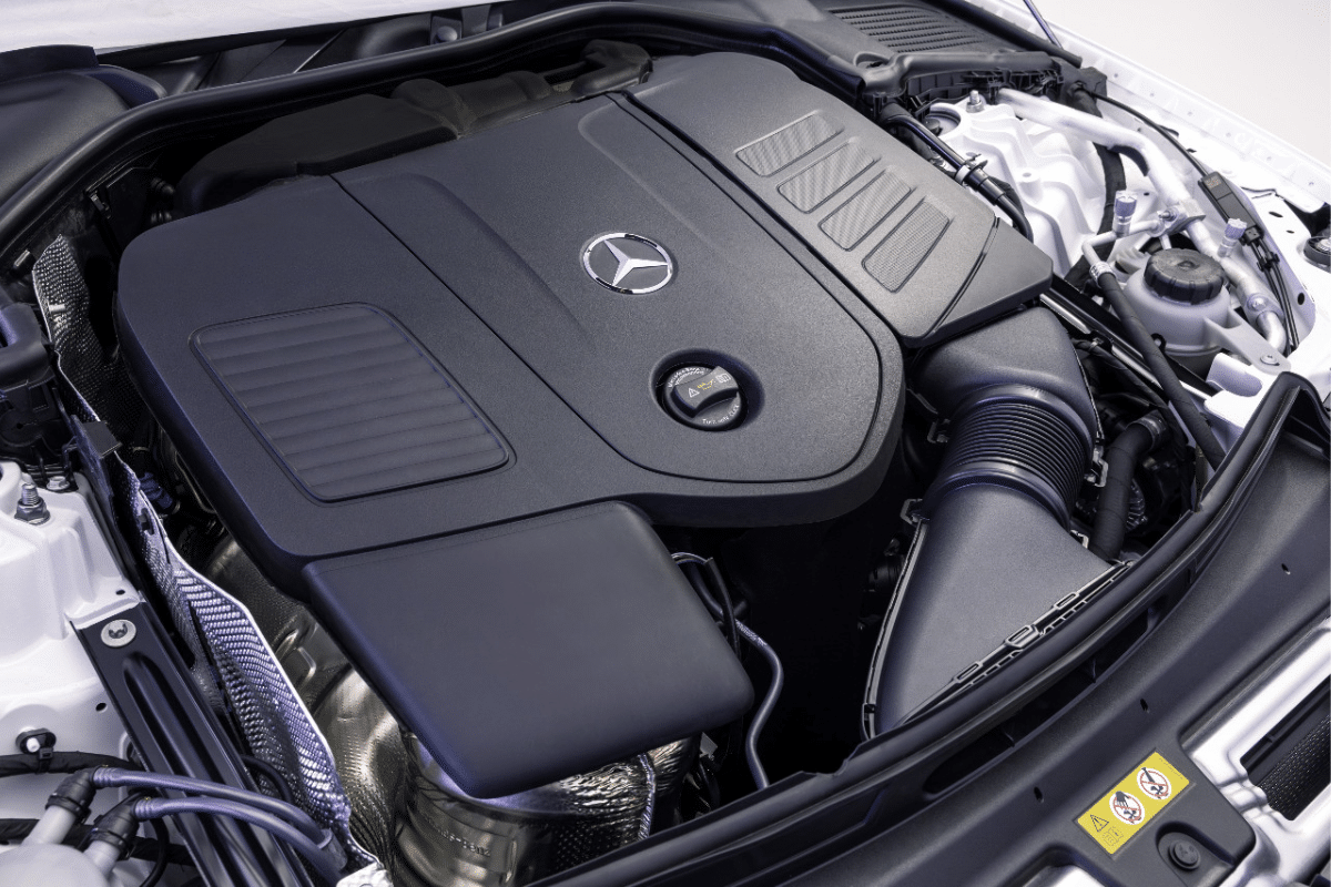 Mercedes Classe C restylée vue du moteur