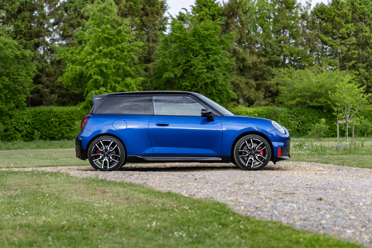 Mini électrique vu de profil