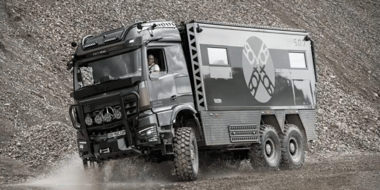 Ce camping-car 6×6 ne cherche pas la sobriété, il vend une idée folle : ne renoncer à aucun luxe, même loin de tout