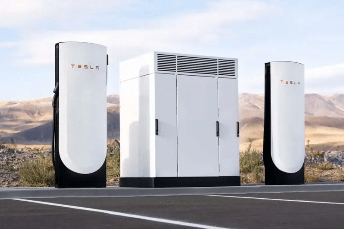 Tesla installe ses premiers Superchargeurs 500 kW en France