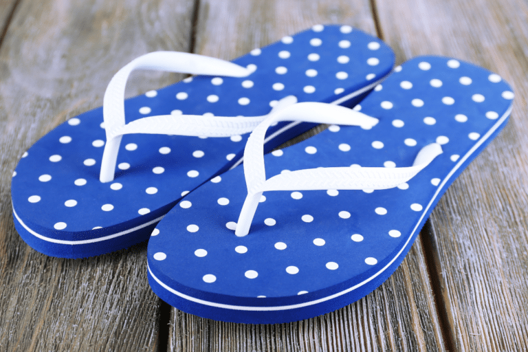 Tongs, claquettes, sandales : ce que vous risquez vraiment au volant pendant les vacances