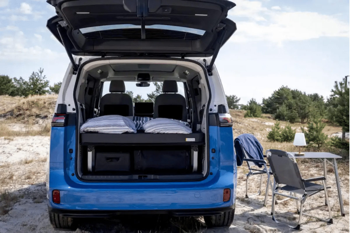 Volkswagen ID. Buzz transformé van de camping électrique vue arrière
