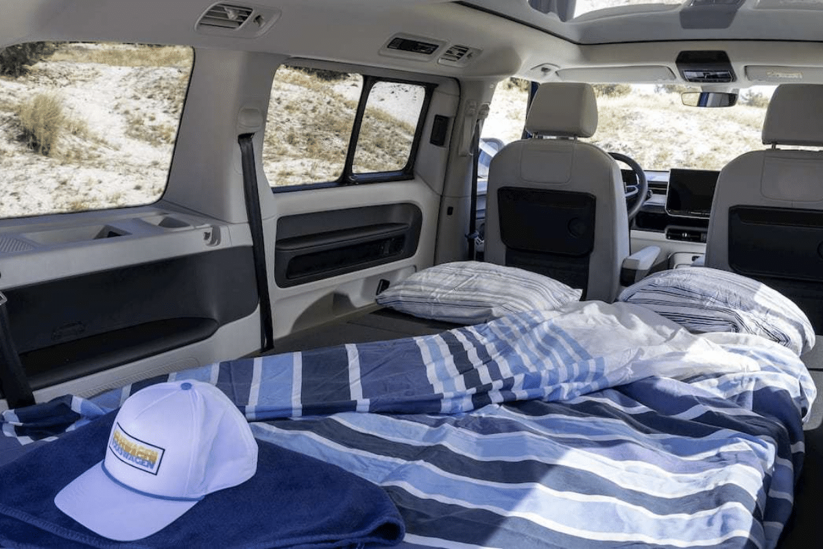 Volkswagen ID. Buzz transformé van de camping électrique vue intérieure