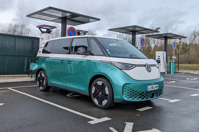 L’ID. Buzz aurait pu recevoir un prolongateur d’autonomie, mais Volkswagen a finalement abandonné l’idée