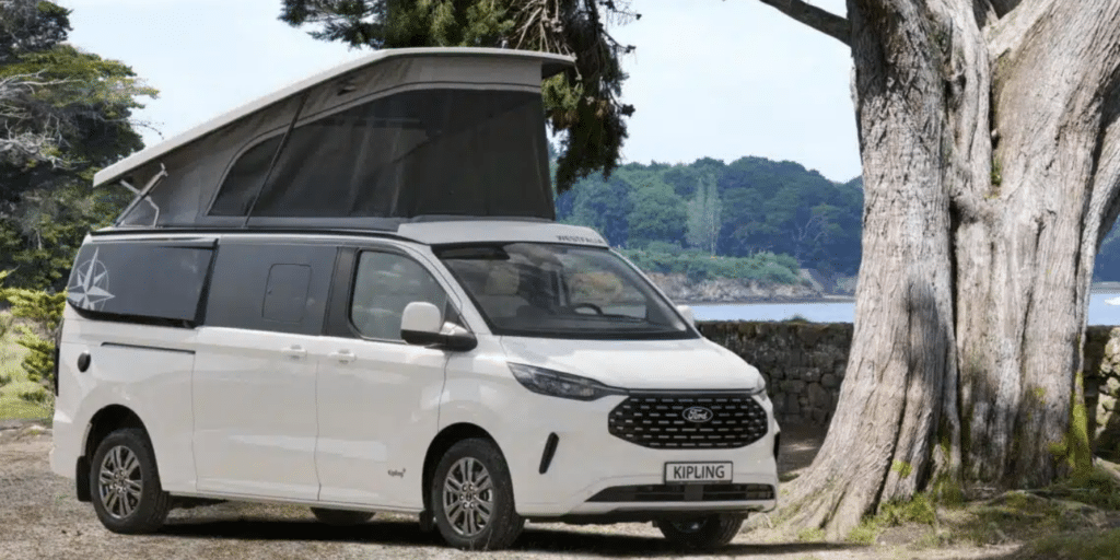Ce camping-car compact allemand arrive avec une salle de bains fixe et une transmission intégrale