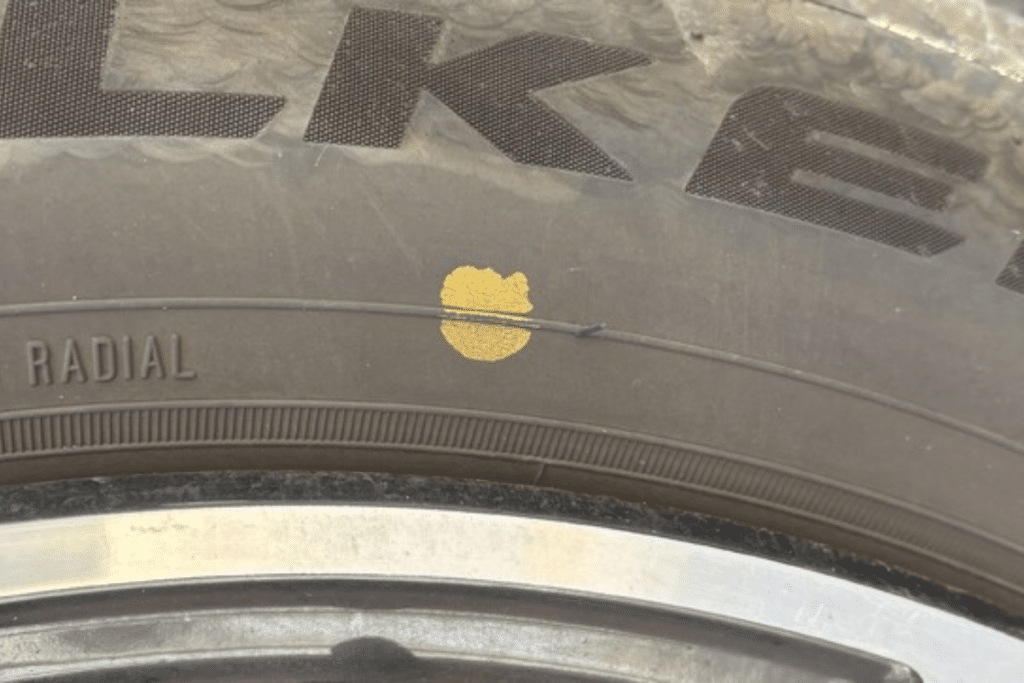 Ce petit point jaune sur vos pneus a une vraie fonction, et son emplacement peut faciliter tout l’équilibrage