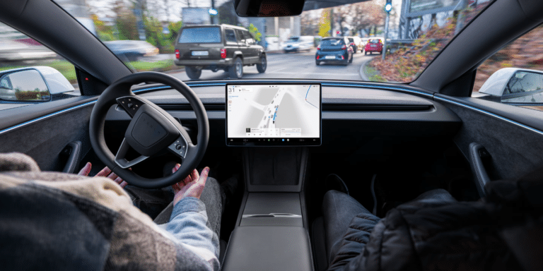 Le FSD de Tesla avance en France, mais la question des excès de vitesse pourrait tout changer
