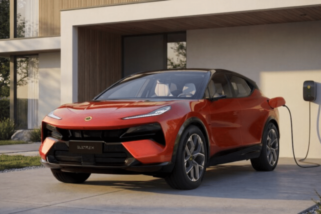 70 kWh dans un hybride, plus que bien des électriques, et Lotus s’en sert pour garder l’autonomie au quotidien