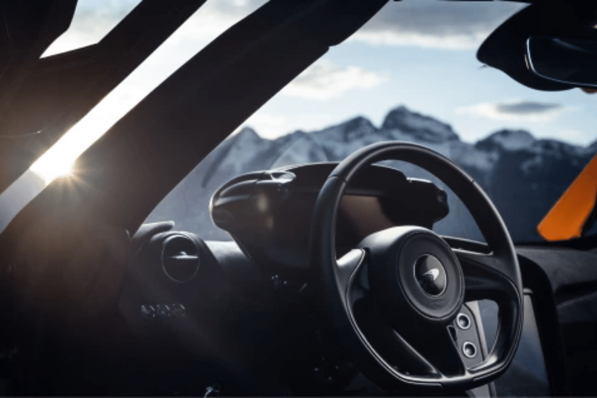 McLaren Artura volant