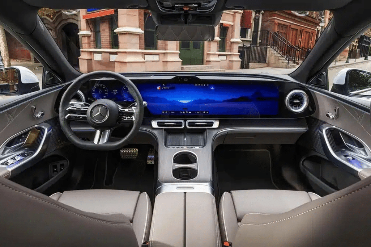 Mercedes C 300 4MATIC électrique design intérieur