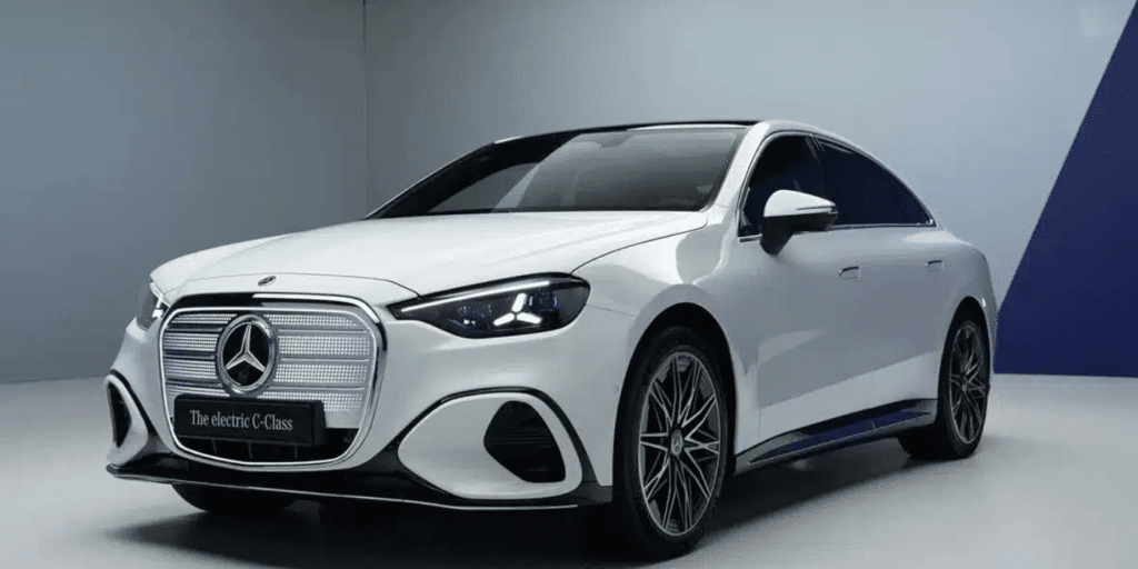 Plus de 400 ch malgré une batterie réduite, Mercedes cherche le compromis avec sa nouvelle Classe C électrique