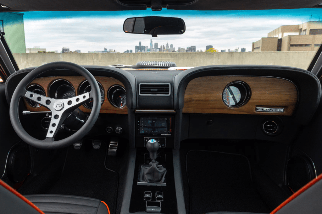 À l’heure des écrans géants, cette Mustang Boss 302 cache sa technologie pour sauver le charme de son habitacle