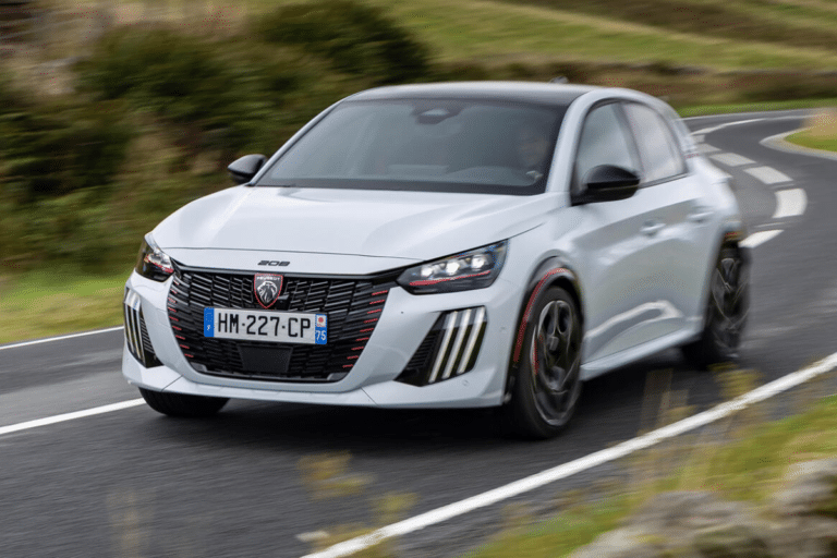 La 205 GTi tient une héritière électrique crédible, mais la Peugeot e-208 GTi révèle vite ses limites au quotidien