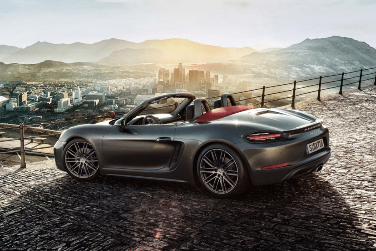 Porsche 718 Boxster électrique vu de profil