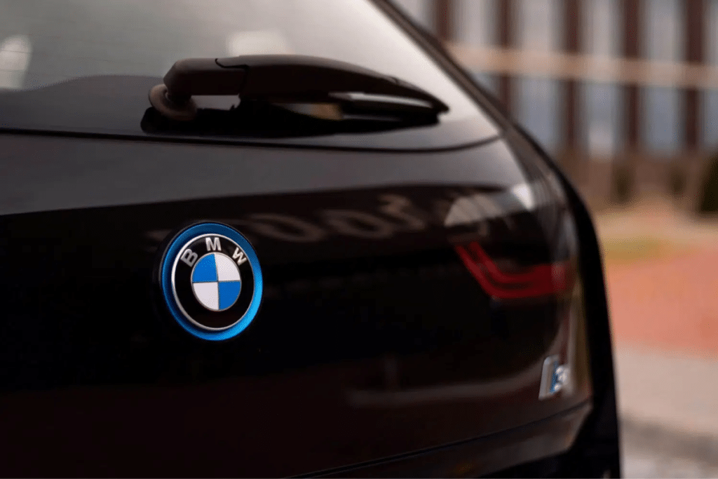 35 000 euros pour une électrique signée BMW avec moteur arrière : la promesse serait assez forte pour faire vaciller les généralistes