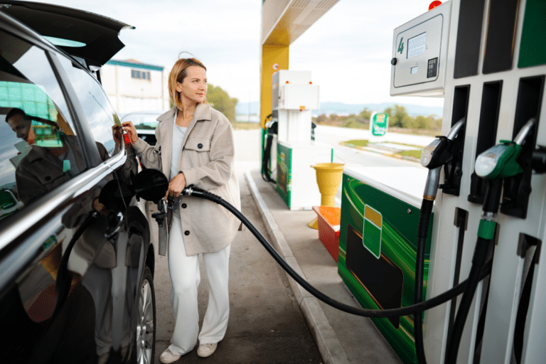 Aide carburant : les véhicules électriques et hybrides rechargeables sont exclus du dispositif